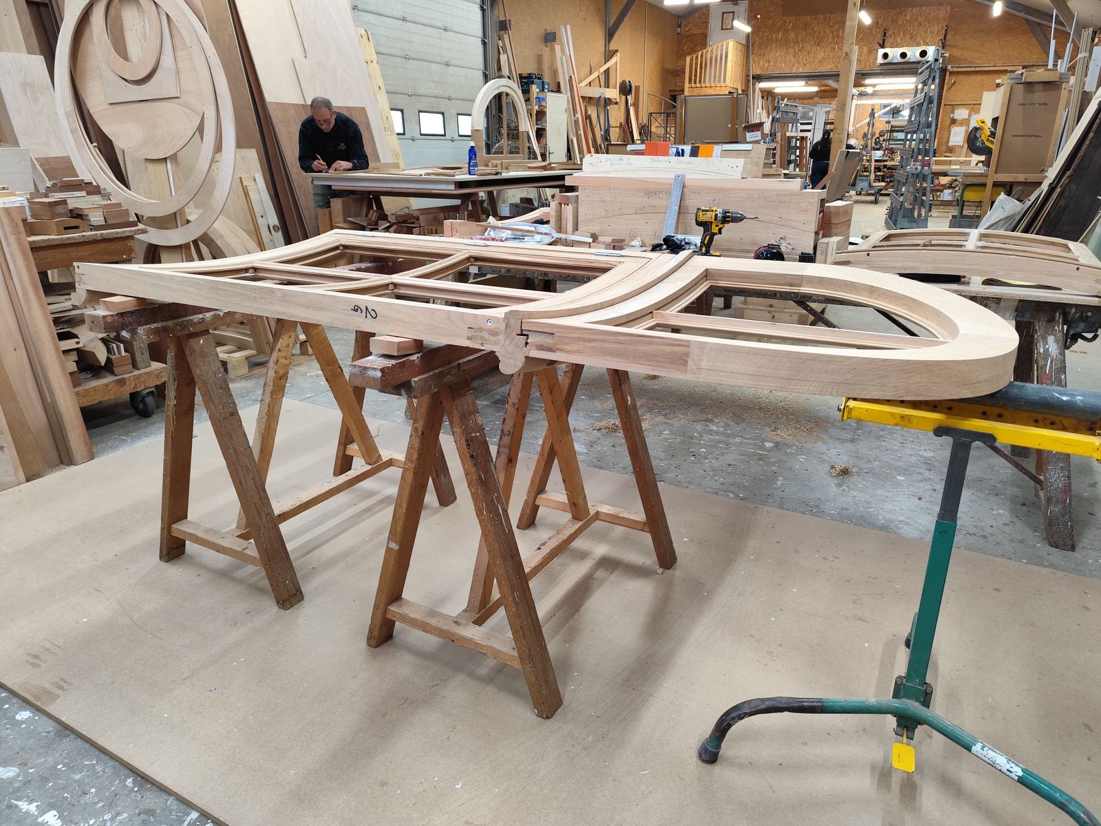 Fabrication d’une fenêtre cintrée à l’atelier