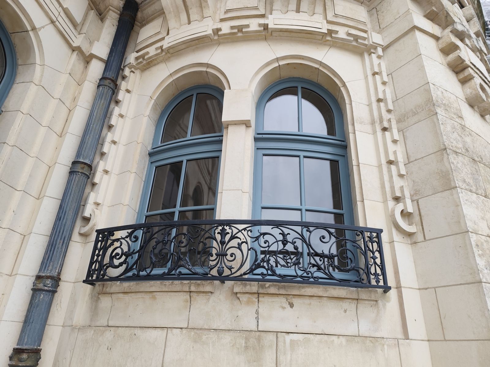 Fenêtres cintrées avec balcon en fer forgé, gare de La Rochelle