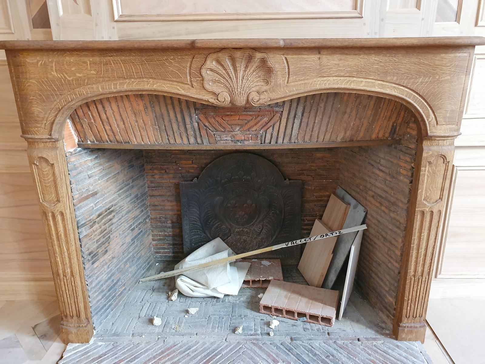 Habillage de cheminée en chêne