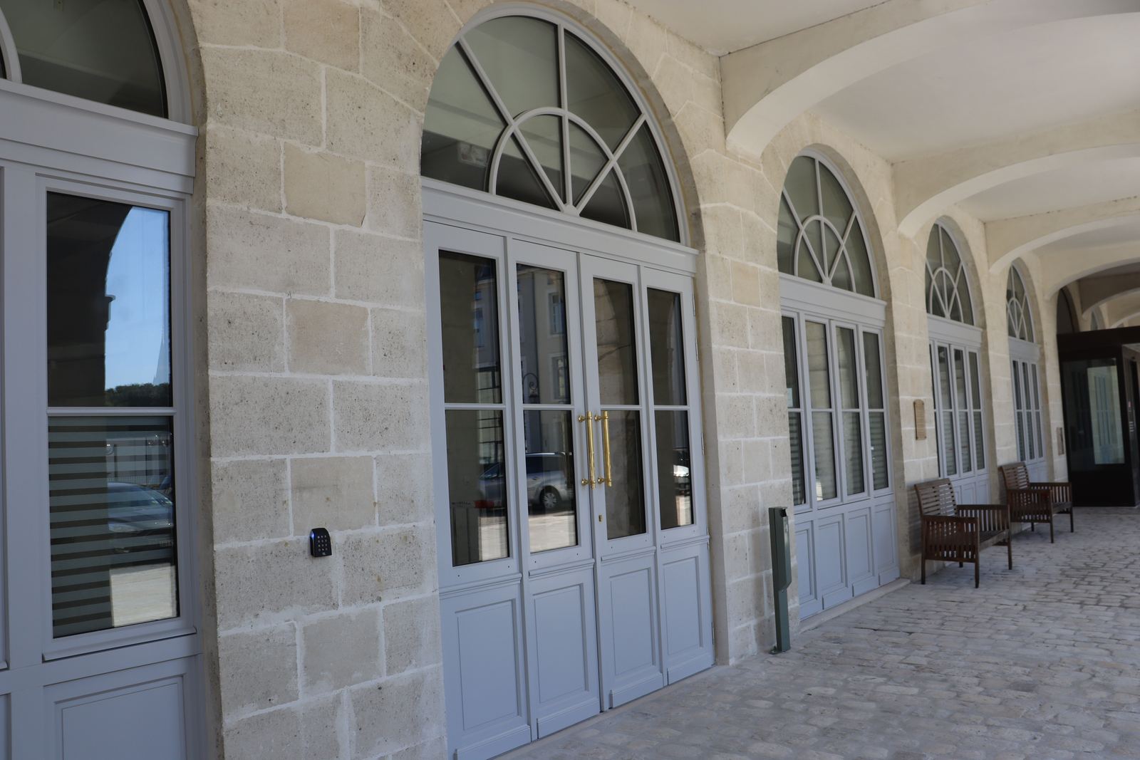 Galerie à arcades avec portes-fenêtres bois et impostes en plein cintre