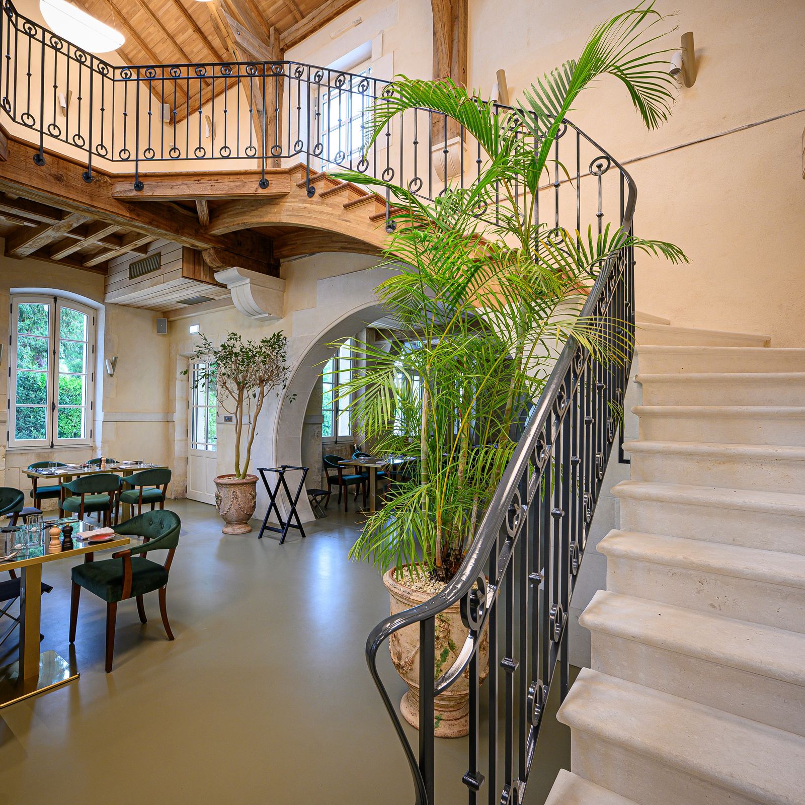 Escalier bois et métal avec garde-corps en fer forgé, brasserie de La Nauve