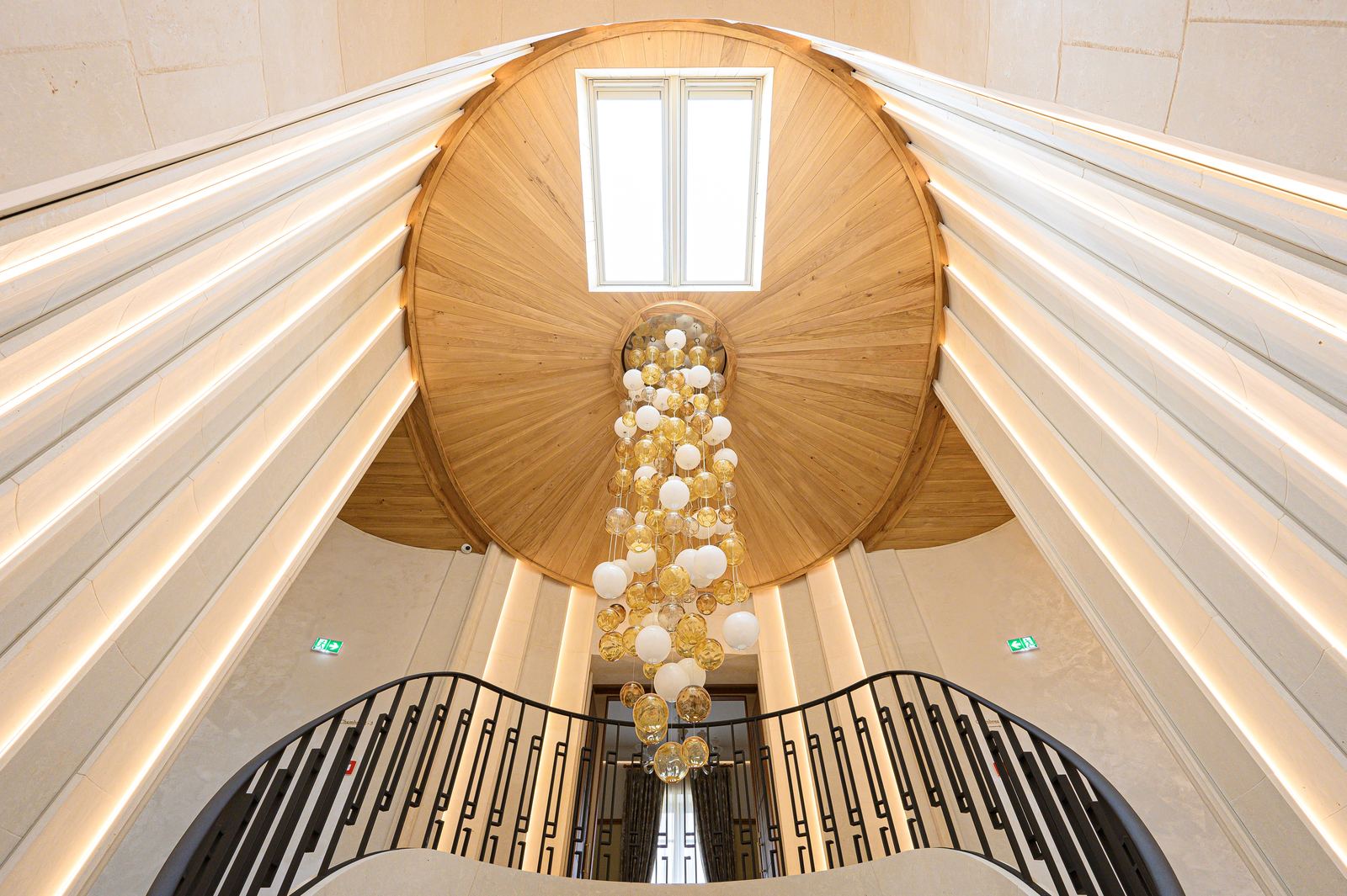 Plafond cintré en chêne avec lustre, La Nauve