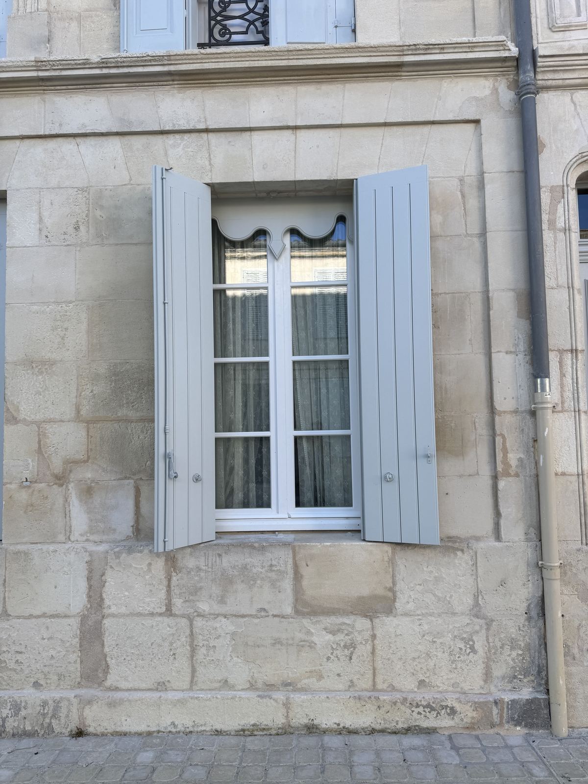 Fenêtre avec volets et lambrequin, maison de Pierre Loti