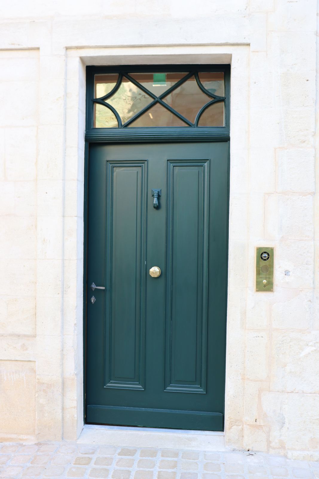 Porte en bois peinte en vert avec imposte vitrée, maison de Pierre Loti