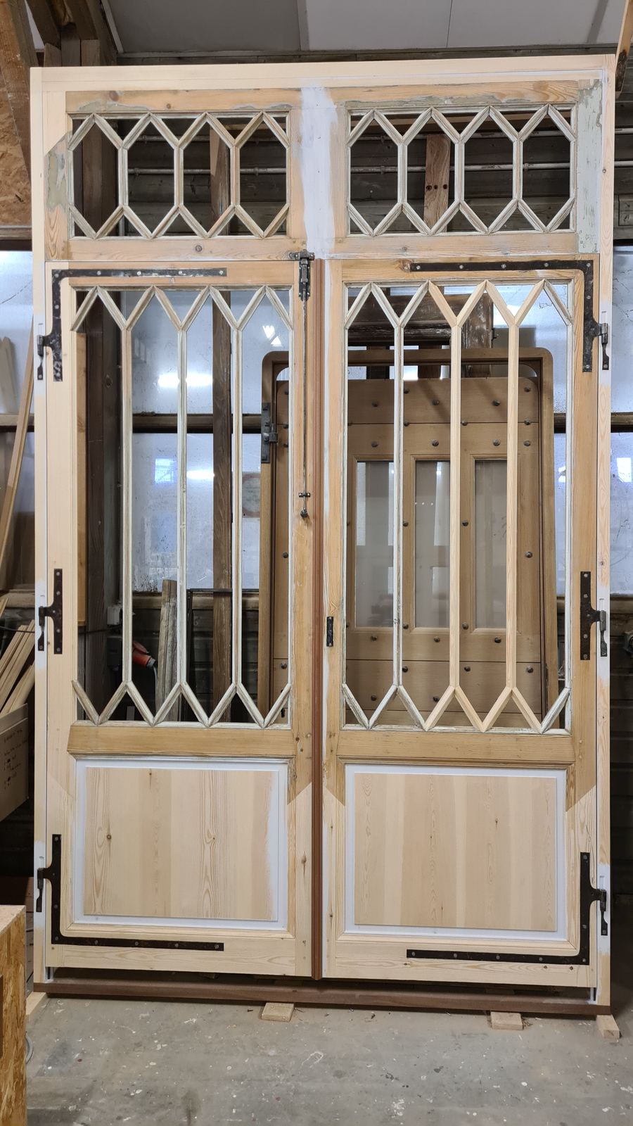 Porte à vitraux en cours de restauration à l’atelier